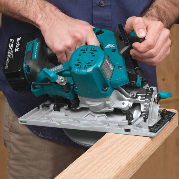 Дисковая пила Makita DHS680RTJ