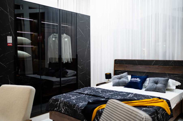 Шкаф с витриной Мебельград Браун с подсветкой 102x53.5x226.5