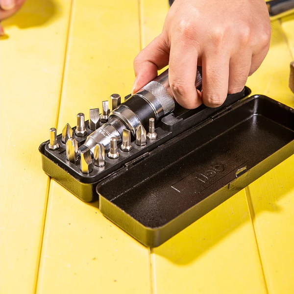 Отвертка Deli С 13 битами / EDL8901