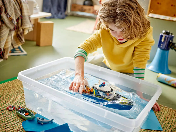 Конструктор Lego City Полицейская погоня на лодке 60456