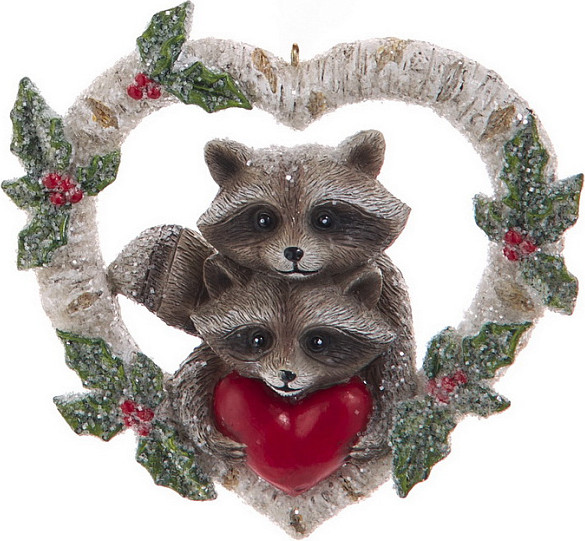 Елочная игрушка Kurt S. Adler Christmas 2025 Еноты в сердце / E1102_3 - фото