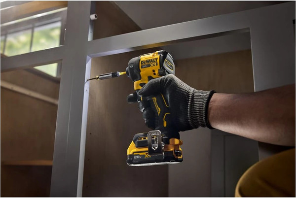 Профессиональный шуруповерт DeWalt DCF870B