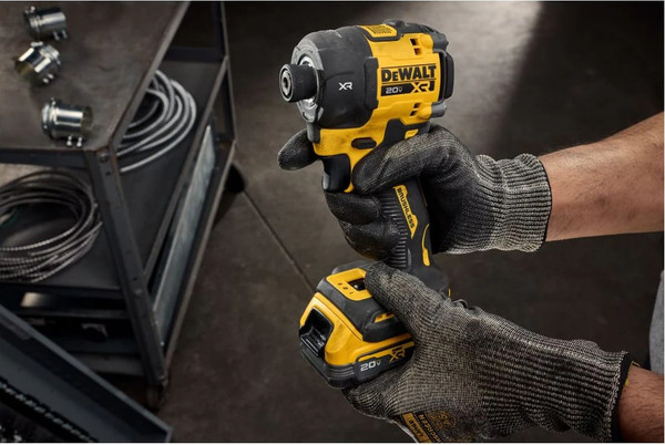 Профессиональный шуруповерт DeWalt DCF870B