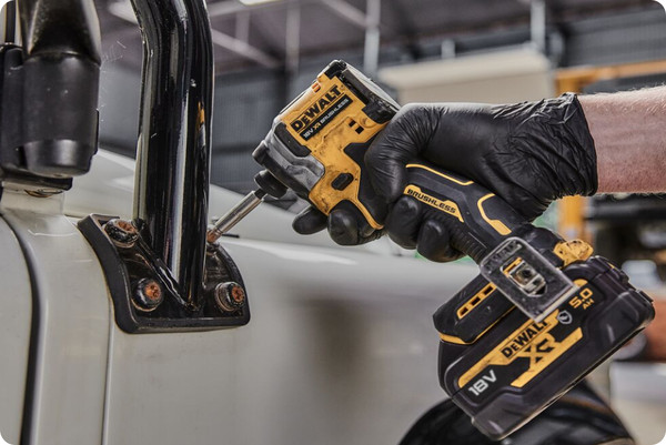 Профессиональный шуруповерт DeWalt DCF850N-XJ