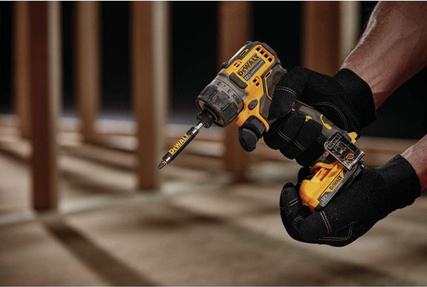 Профессиональный шуруповерт DeWalt DCF601N