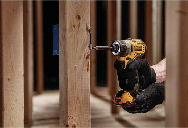 Профессиональный шуруповерт DeWalt DCF601N