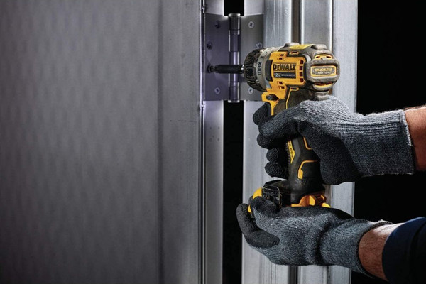 Профессиональный шуруповерт DeWalt DCF601N