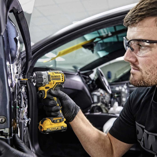 Профессиональный шуруповерт DeWalt DCF601N