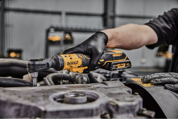 Профессиональный гайковерт DeWalt DCF512B