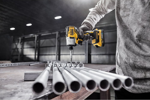 Профессиональный шуруповерт DeWalt DCF840N