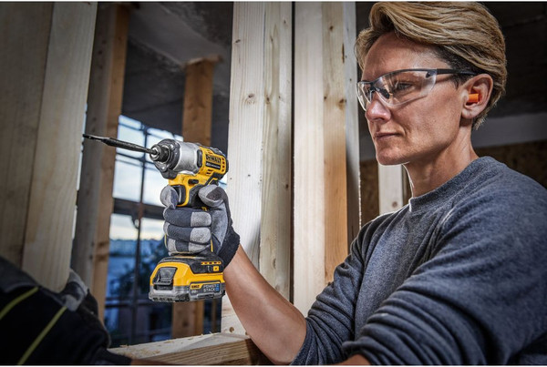 Профессиональный шуруповерт DeWalt DCF840N