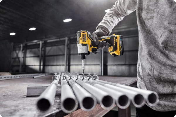 Профессиональный шуруповерт DeWalt DCF840N