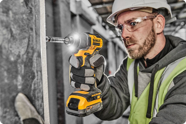 Профессиональный шуруповерт DeWalt DCF840N