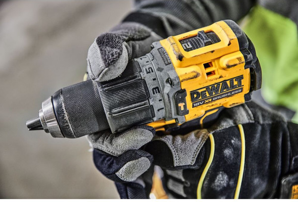 Профессиональная дрель-шуруповерт DeWalt DCD805H2T