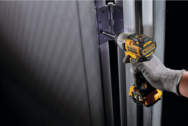 Профессиональный шуруповерт DeWalt DCF801N