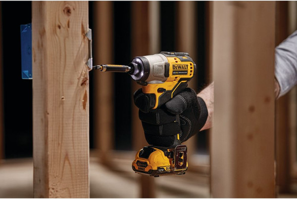 Профессиональный шуруповерт DeWalt DCF801N