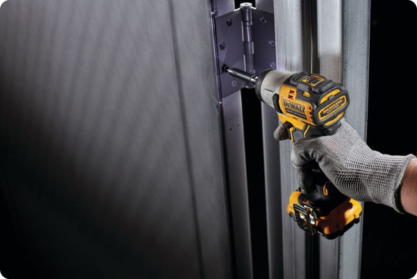 Профессиональный шуруповерт DeWalt DCF801N