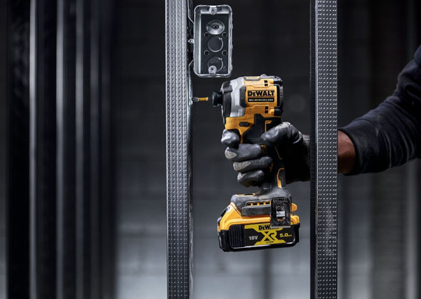 Профессиональный шуруповерт DeWalt DCF850D2T