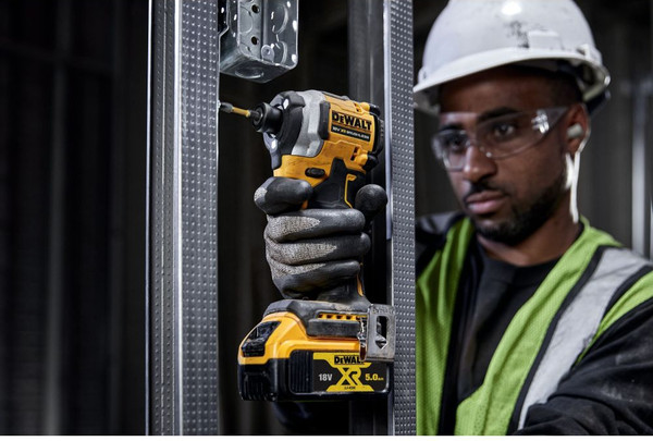 Профессиональный шуруповерт DeWalt DCF850D2T