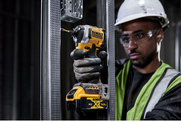 Профессиональный шуруповерт DeWalt DCF850P2T