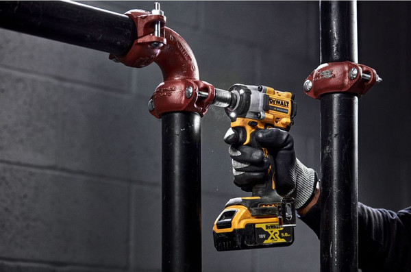 Профессиональный гайковерт DeWalt DCF922NT