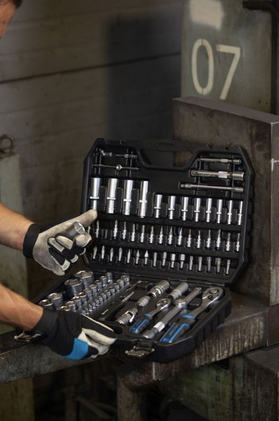 Универсальный набор инструментов Hoegert HT1R232