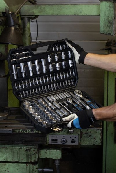 Универсальный набор инструментов Hoegert HT1R232