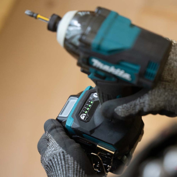 Профессиональный шуруповерт Makita TD004GZ