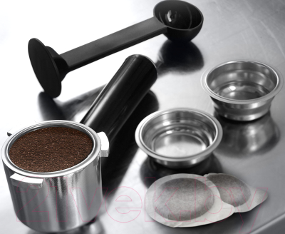 Кофеварка эспрессо DeLonghi Dedica EC685.BK