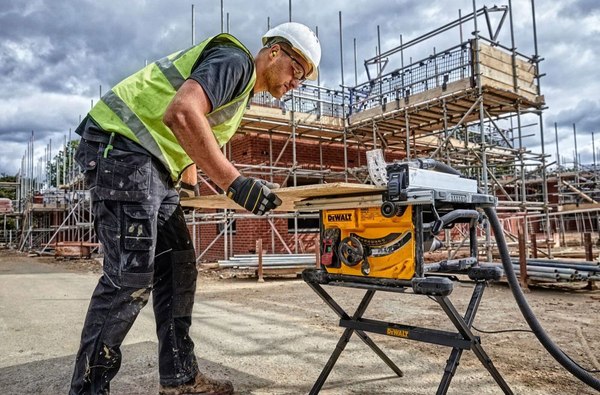 Циркулярный станок DeWalt DWE7485