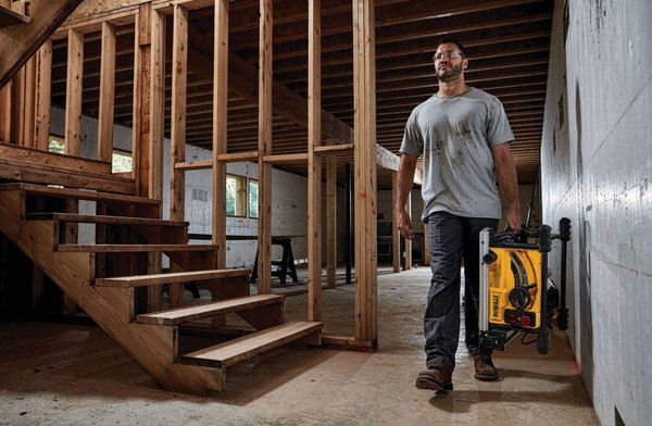 Циркулярный станок DeWalt DWE7485