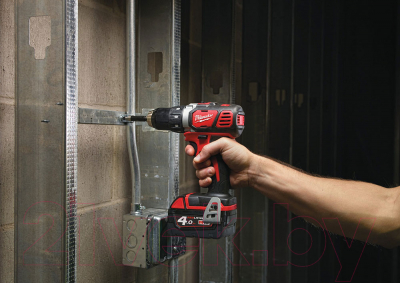 Аккумуляторная дрель-шуруповерт Milwaukee M18 BDD-402C / 4933443565
