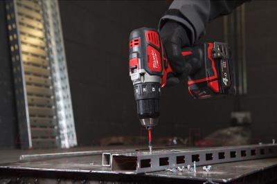 Аккумуляторная дрель-шуруповерт Milwaukee M18 BDD-402C / 4933443565