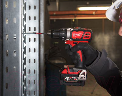 Аккумуляторная дрель-шуруповерт Milwaukee M18 BDD-402C / 4933443565