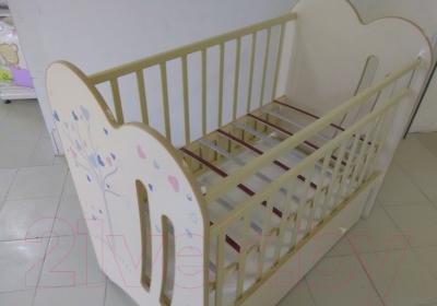 Детская кроватка VDK Wind Tree с маятником и ящиком