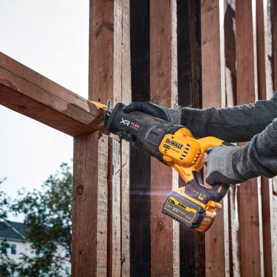 Профессиональная сабельная пила DeWalt DCS386NT-XJ