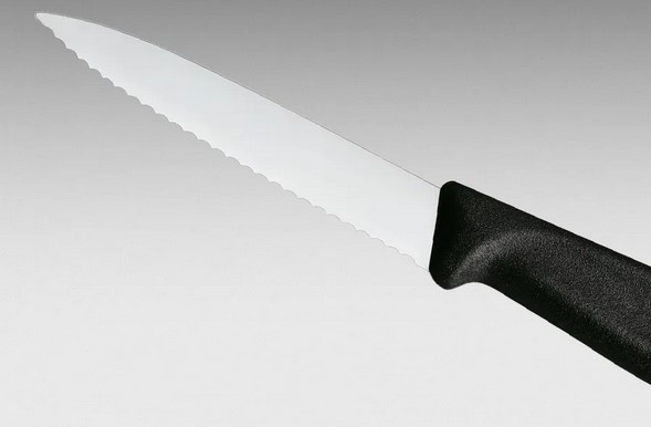 Нож Victorinox Swiss Classic с серрейторным лезвием 6.7633