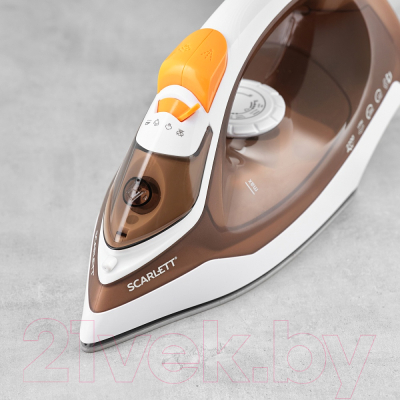 Утюг Scarlett SC-SI30K47 (коричневый)