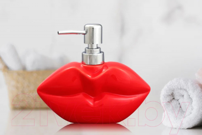 Дозатор для жидкого мыла Elan Gallery Губы алые / 190002