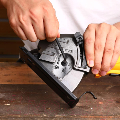 Дисковая пила Deko DKCS1000 / 063-4201