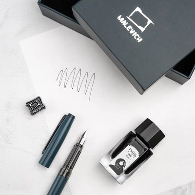 Ручка перьевая Малевичъ С черной тушью и значком / 196433