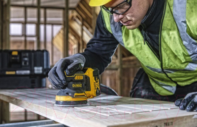 Профессиональная эксцентриковая шлифмашина DeWalt DCW210NT