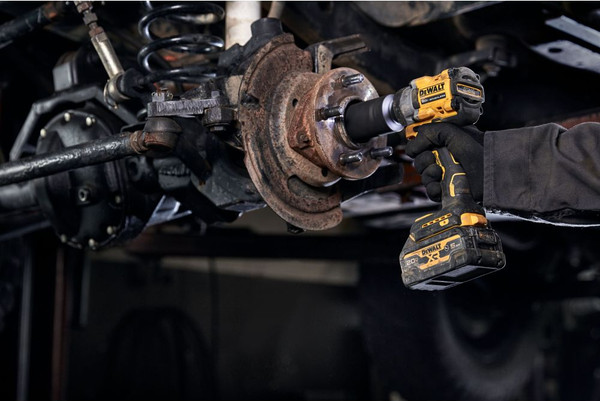 Профессиональный гайковерт DeWalt DCF921P2G