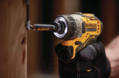 Профессиональный шуруповерт DeWalt DCF601NT