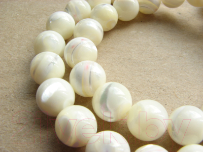 Браслет Wolves Красная нить с перламутром 41017