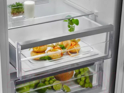 Холодильник с морозильником Electrolux LNT7ME36G2