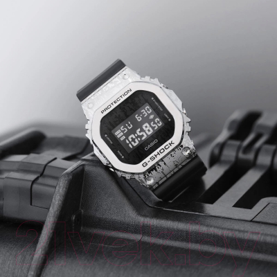 Часы наручные мужские Casio GM-5600GC-1E
