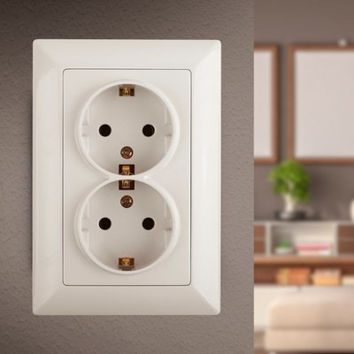 Розетка INTRO Schuko 4-205-02 / Б0053675