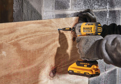 Профессиональный шуруповерт DeWalt DCF887D2-QW