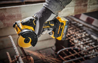 Профессиональная отрезная пила DeWalt DCS438N